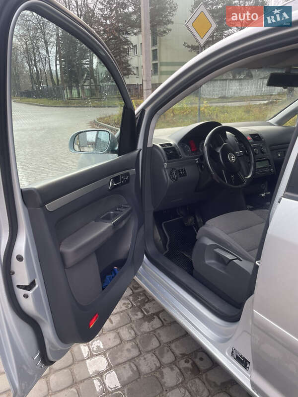 Минивэн Volkswagen Touran 2006 в Новояворовске фото 10 Минивэн Volkswagen Touran 2006 в Новояворовске