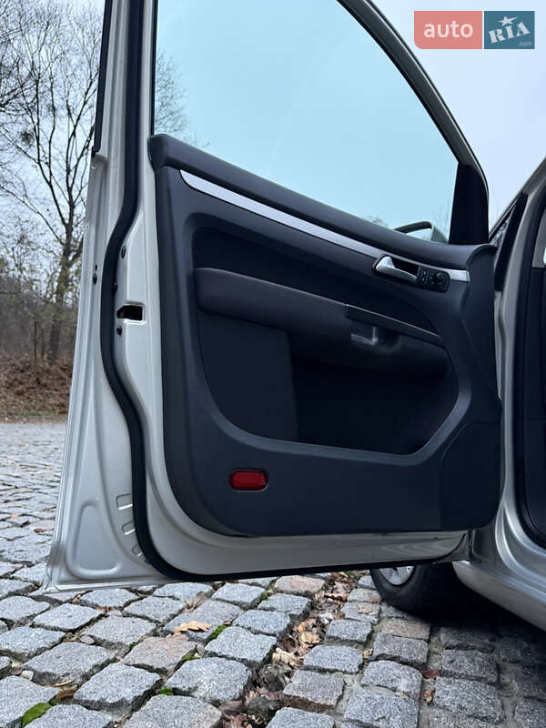 Минивэн Volkswagen Touran 2009 в Киеве