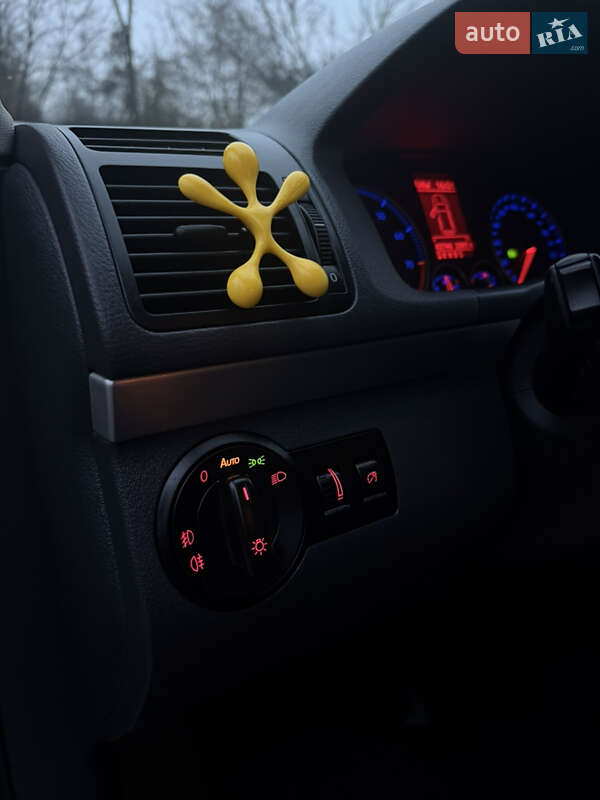 Минивэн Volkswagen Touran 2009 в Киеве