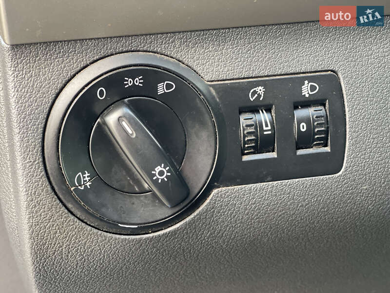 Минивэн Volkswagen Touran 2007 в Нововолынске