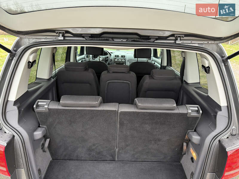 Минивэн Volkswagen Touran 2015 в Нововолынске