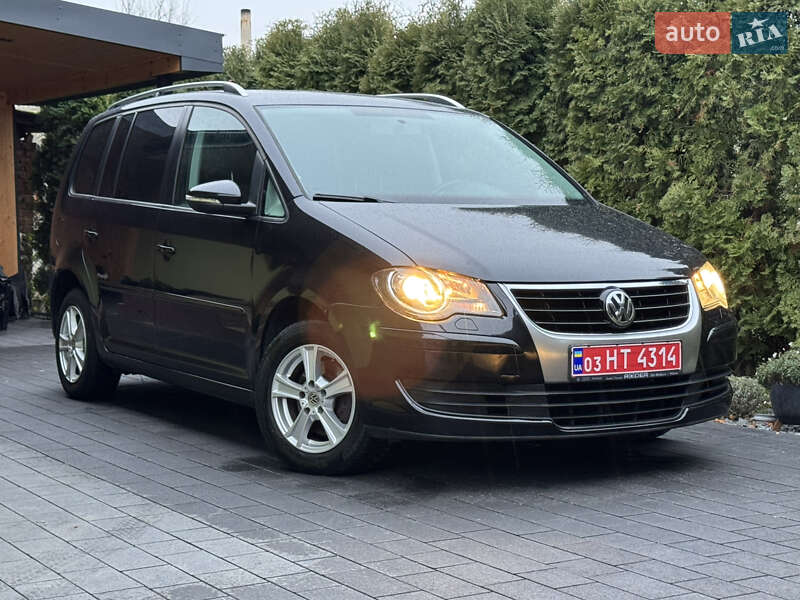 Минивэн Volkswagen Touran 2010 в Дубно