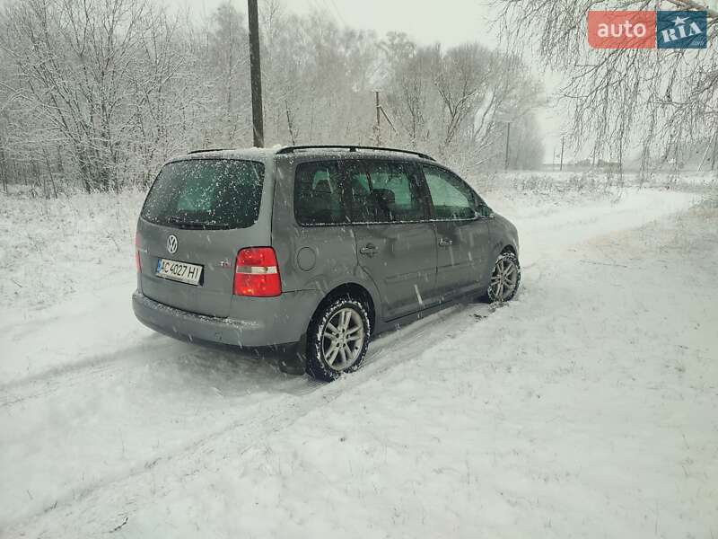 Минивэн Volkswagen Touran 2004 в Ратным