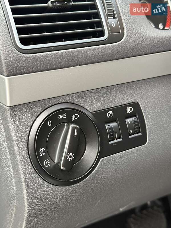 Мінівен Volkswagen Touran 2012 в Сумах