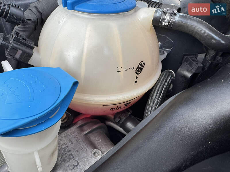 Минивэн Volkswagen Touran 2011 в Мукачево