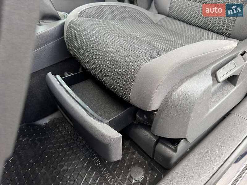 Минивэн Volkswagen Touran 2011 в Мукачево