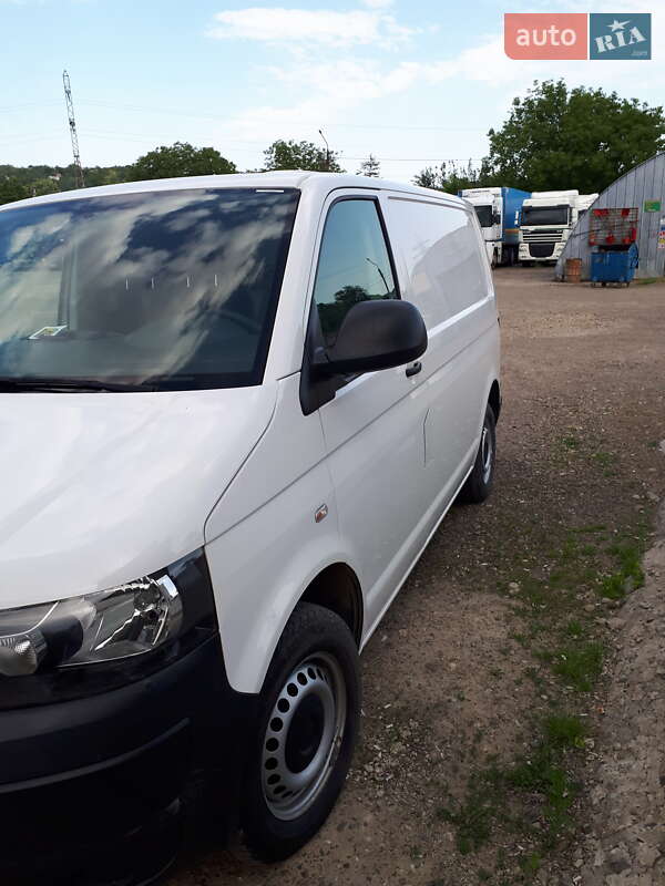 Грузовой фургон Volkswagen Transporter 2014 в Черновцах