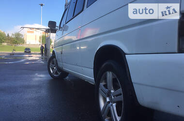 Вантажопасажирський фургон Volkswagen Transporter 2000 в 