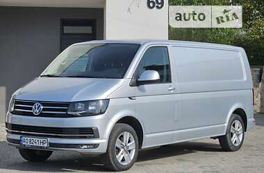 Вантажний фургон Volkswagen Transporter 2016 в Іршаві