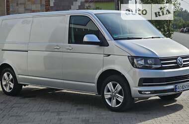 Вантажний фургон Volkswagen Transporter 2016 в Іршаві