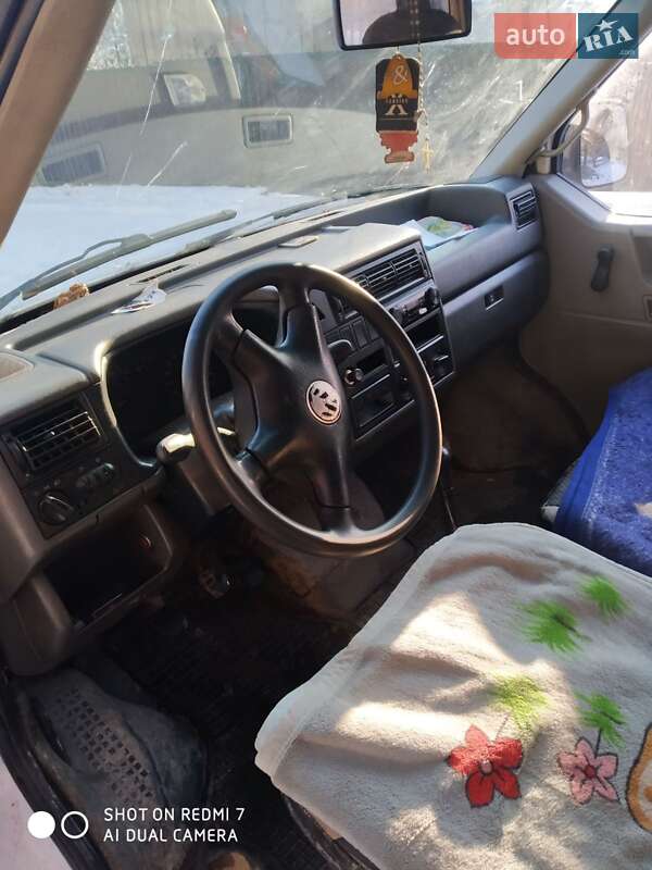 Грузопассажирский фургон Volkswagen Transporter 2000 в Рахове