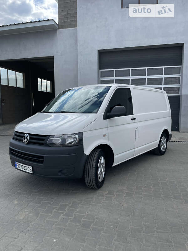 Грузовой фургон Volkswagen Transporter 2013 в Сарнах