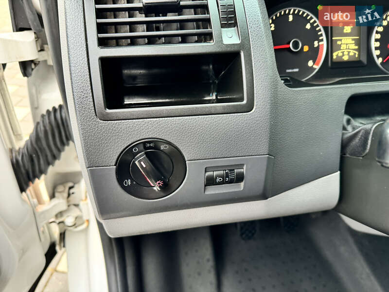 Грузовой фургон Volkswagen Transporter 2011 в Стрые