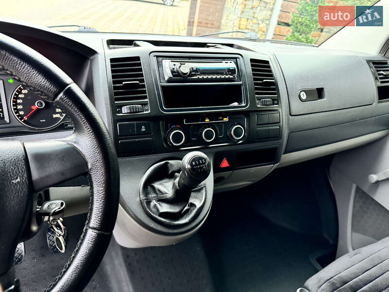 Грузовой фургон Volkswagen Transporter 2011 в Стрые