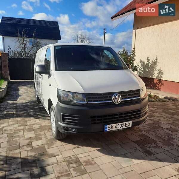 Грузовой фургон Volkswagen Transporter 2015 в Ровно