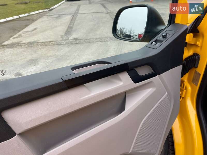 Вантажний фургон Volkswagen Transporter 2017 в Ужгороді