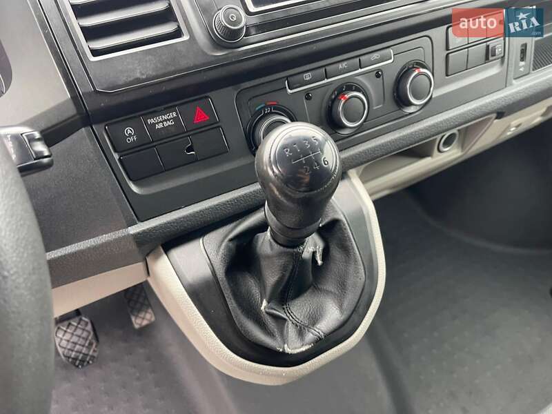 Вантажний фургон Volkswagen Transporter 2017 в Ужгороді