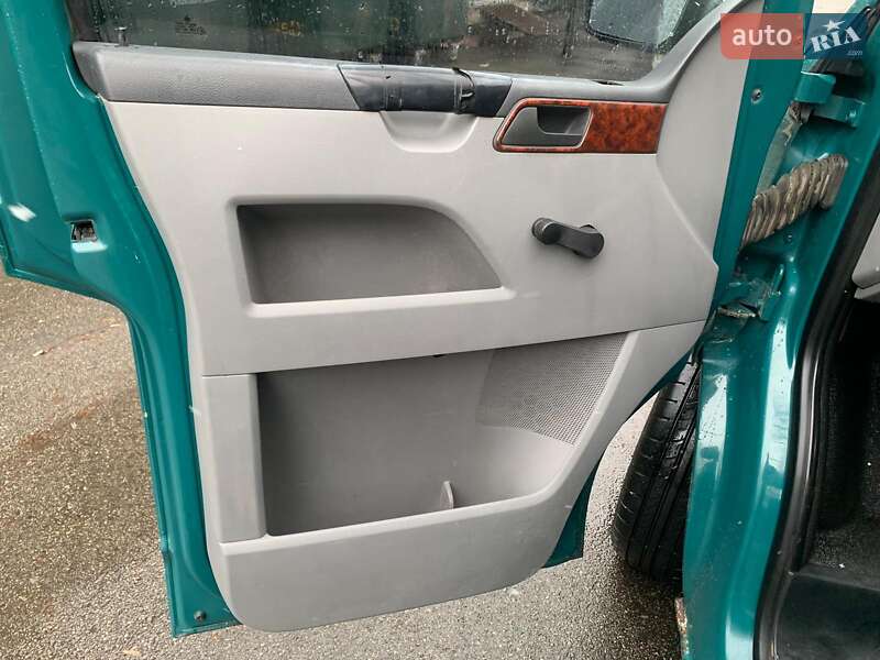 Минивэн Volkswagen Transporter 2004 в Киеве