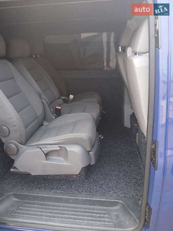 Вантажний фургон Volkswagen Transporter 2011 в Чернівцях