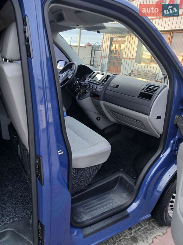 Вантажний фургон Volkswagen Transporter 2011 в Чернівцях
