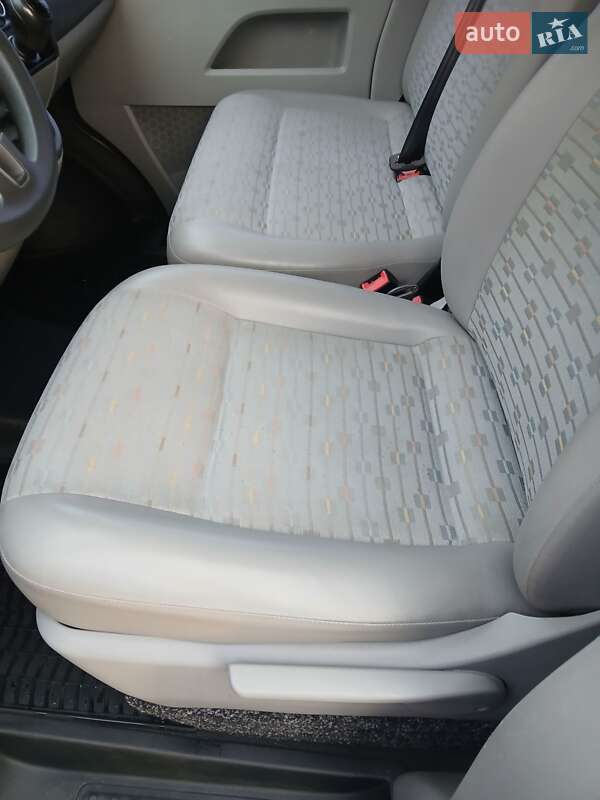 Вантажний фургон Volkswagen Transporter 2011 в Чернівцях
