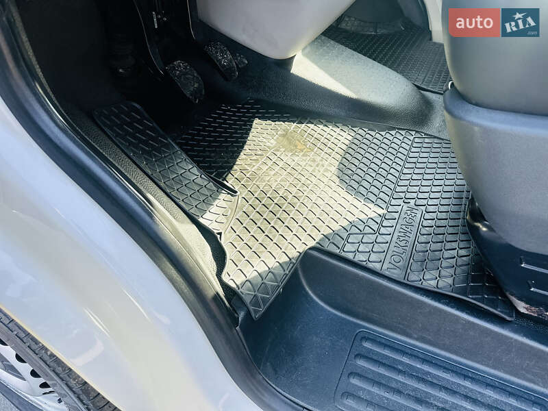 Вантажний фургон Volkswagen Transporter 2017 в Рівному
