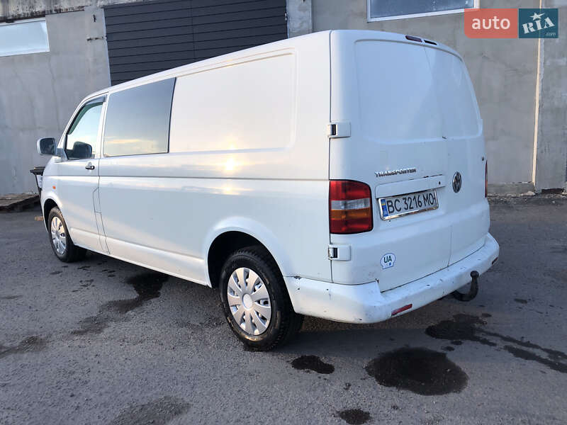Вантажний фургон Volkswagen Transporter 2003 в Жовкві