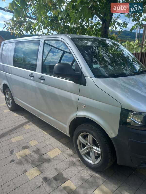 Грузовой фургон Volkswagen Transporter 2012 в Ужгороде