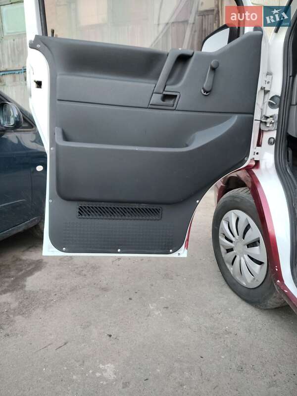 Минивэн Volkswagen Transporter 1997 в Остроге