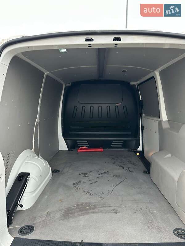Вантажний фургон Volkswagen Transporter 2017 в Новодністровську