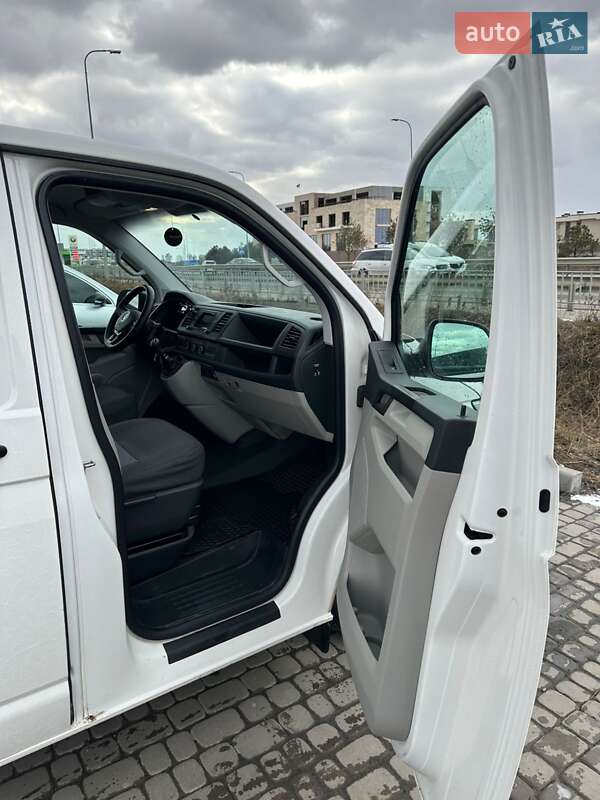 Вантажний фургон Volkswagen Transporter 2017 в Новодністровську