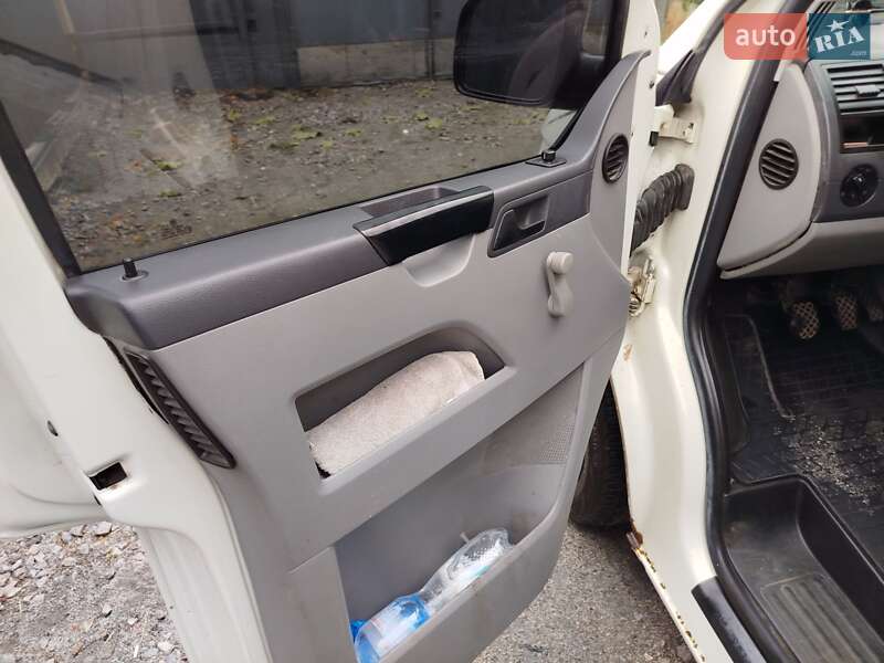 Грузовой фургон Volkswagen Transporter 2003 в Полтаве