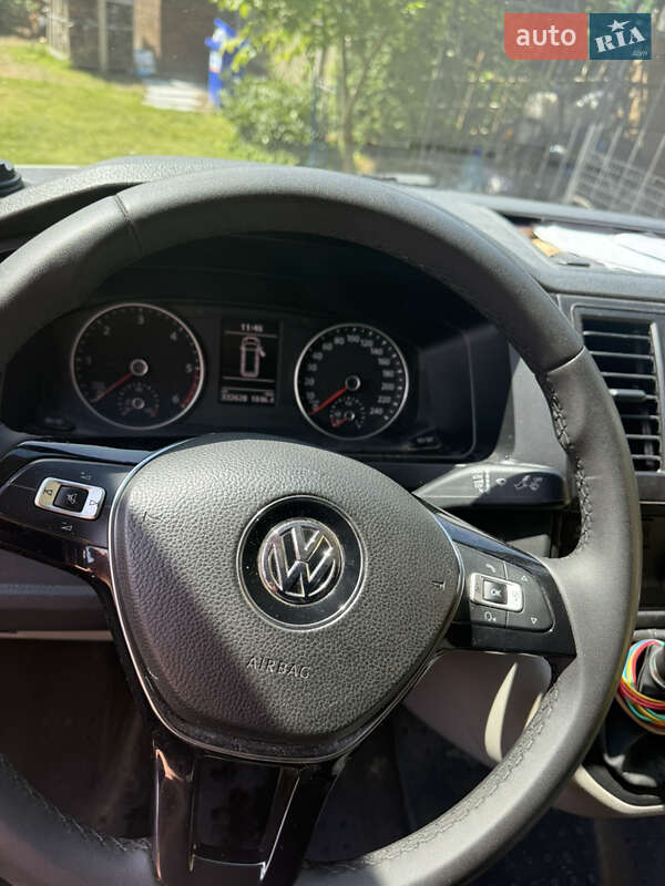 Грузовой фургон Volkswagen Transporter 2015 в Львове