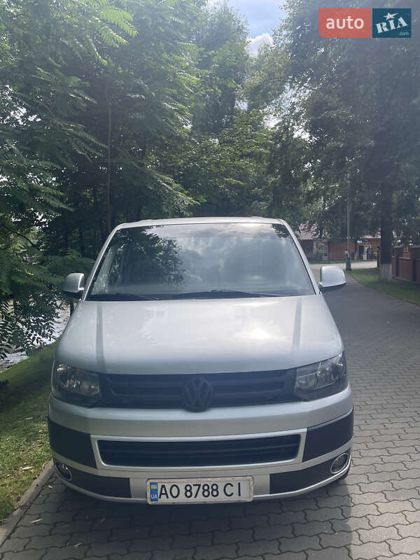 Минивэн Volkswagen Transporter 2011 в Сваляве