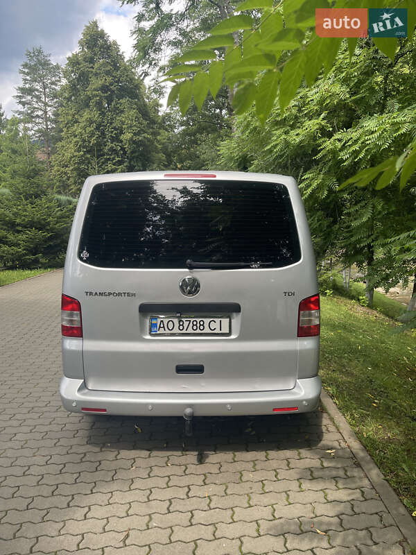Минивэн Volkswagen Transporter 2011 в Сваляве