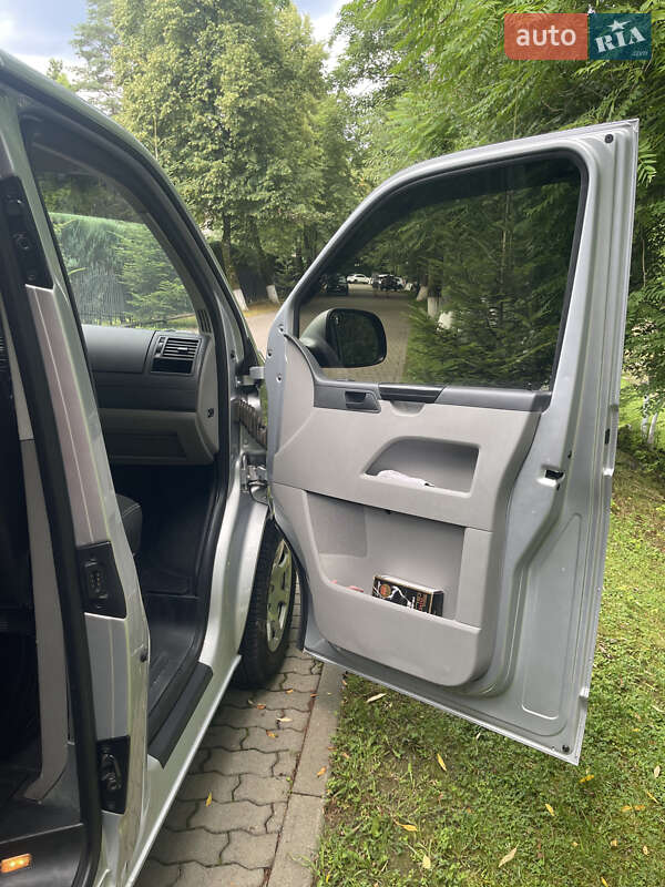 Минивэн Volkswagen Transporter 2011 в Сваляве