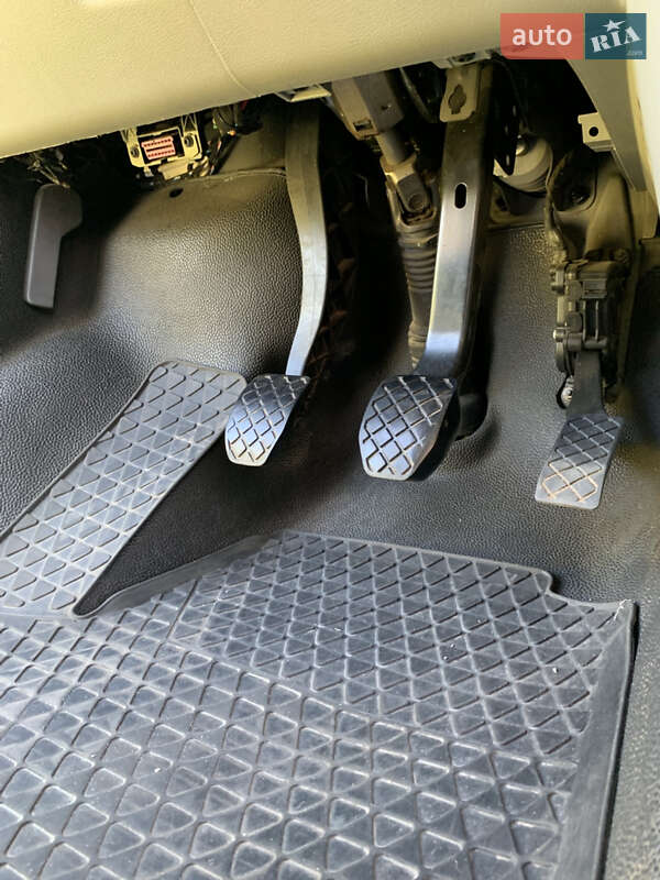 Грузопассажирский фургон Volkswagen Transporter 2013 в Житомире