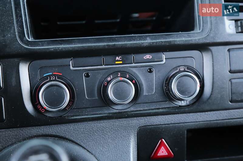 Грузопассажирский фургон Volkswagen Transporter 2012 в Киеве