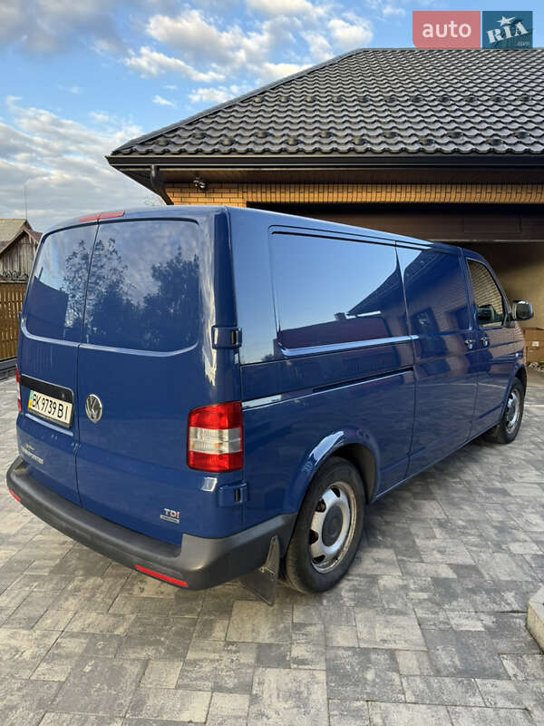 Грузовой фургон Volkswagen Transporter 2013 в Ровно
