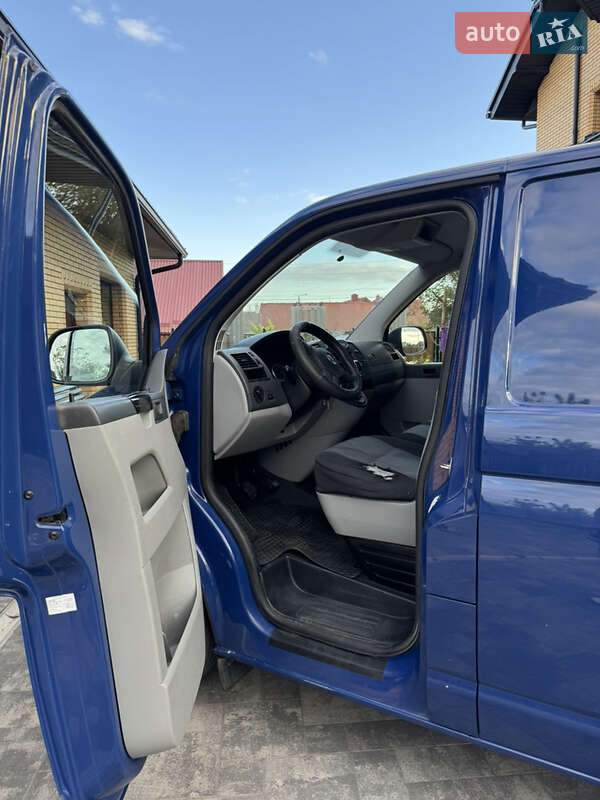 Грузовой фургон Volkswagen Transporter 2013 в Ровно