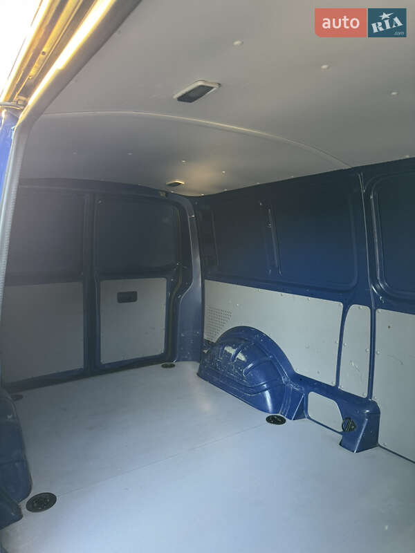 Грузовой фургон Volkswagen Transporter 2013 в Ровно