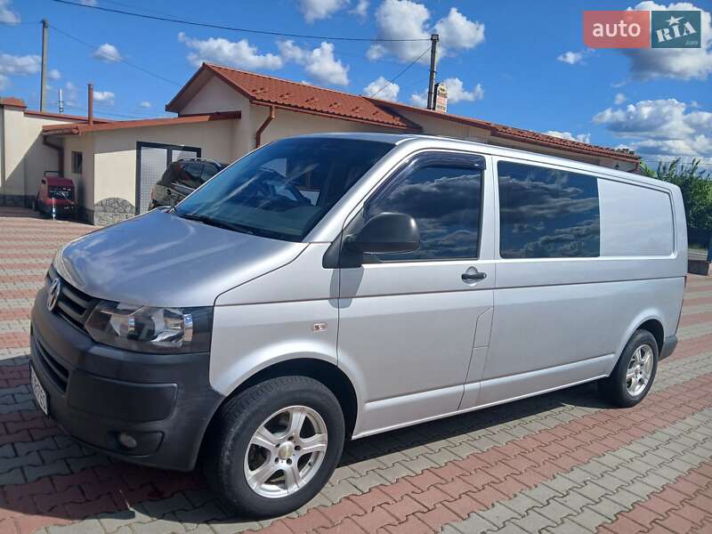 Грузовой фургон Volkswagen Transporter 2013 в Черновцах