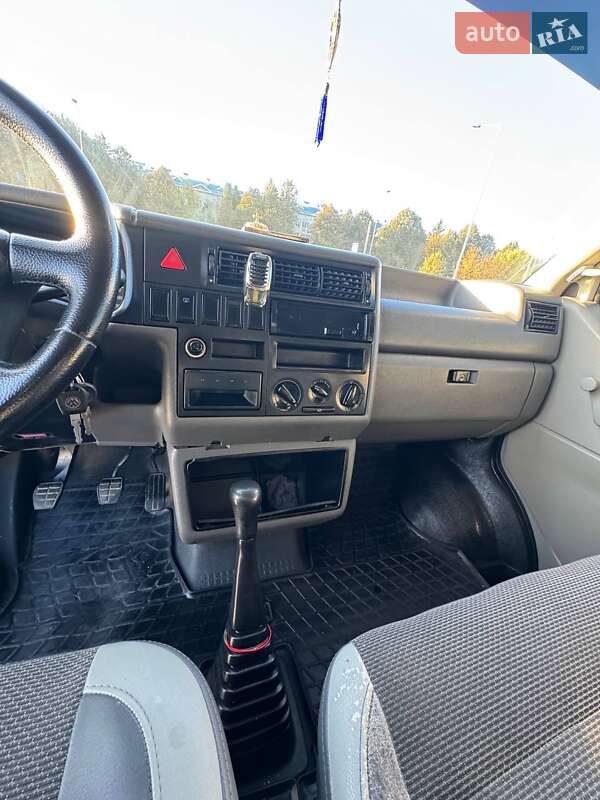 Грузопассажирский фургон Volkswagen Transporter 2002 в Львове