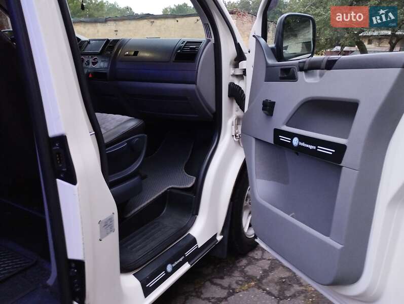 Минивэн Volkswagen Transporter 2007 в Остроге