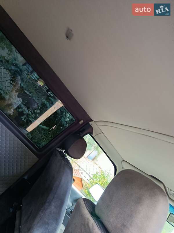 Грузопассажирский фургон Volkswagen Transporter 2003 в Черновцах