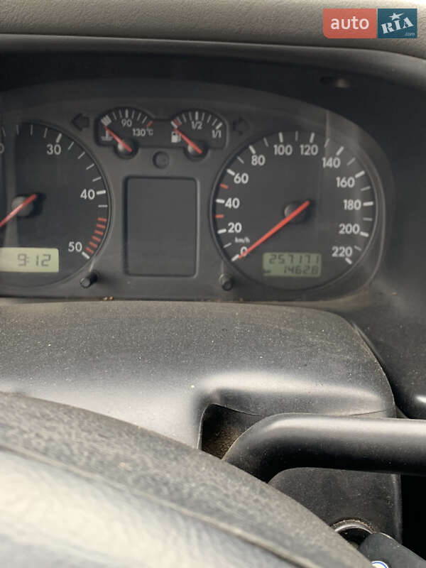 Грузовой фургон Volkswagen Transporter 2001 в Иршаве