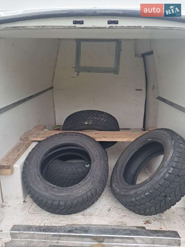 Вантажний фургон Volkswagen Transporter 2006 в Львові