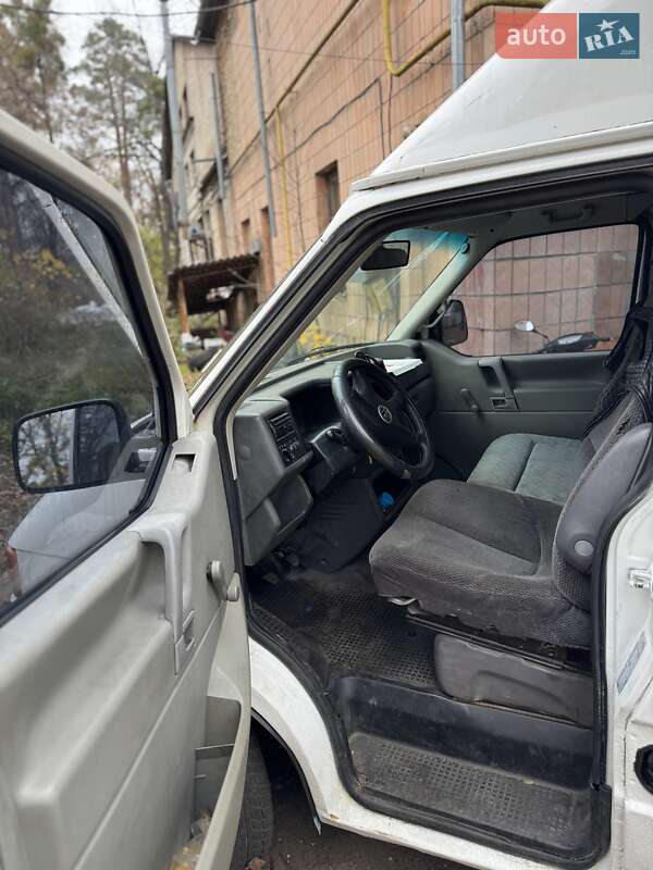Грузовой фургон Volkswagen Transporter 2001 в Буче