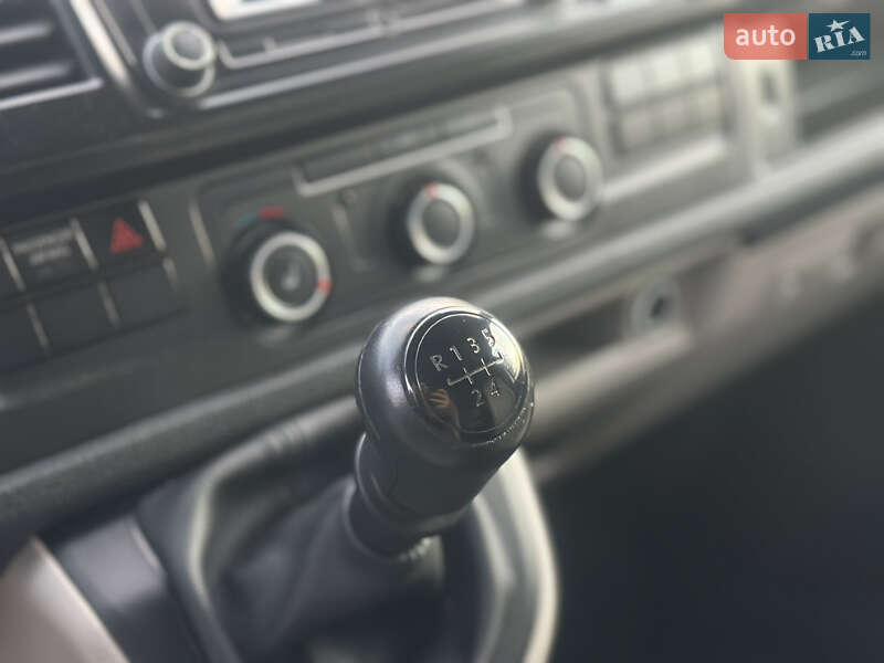 Вантажний фургон Volkswagen Transporter 2016 в Дубні