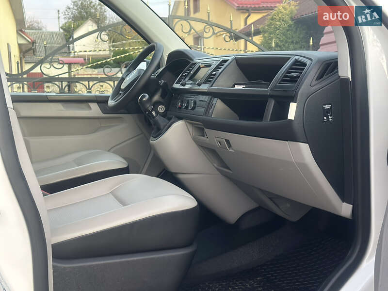 Вантажний фургон Volkswagen Transporter 2016 в Дубні